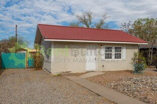 215 Stanford Dr SE in Albuquerque, NM - Building Photo