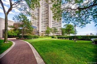 300 Riverfront Dr, Unit 26J in Detroit, MI - Building Photo - Building Photo