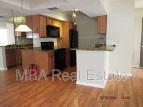 4554 E Paradise Village Pkwy N in Phoenix, AZ - Foto de edificio - Building Photo