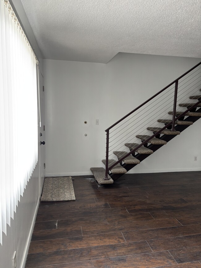 1639 W 80th St, Unit Rear unit in Los Angeles, CA - Building Photo - Building Photo