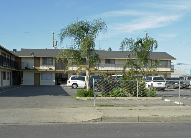 214-242 12th St in Merced, CA - Foto de edificio - Building Photo