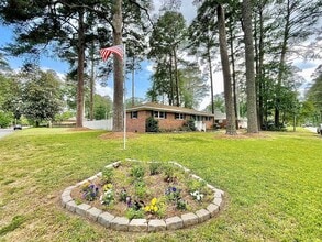 5601 Sedgemoor Rd in Virginia Beach, VA - Building Photo - Building Photo