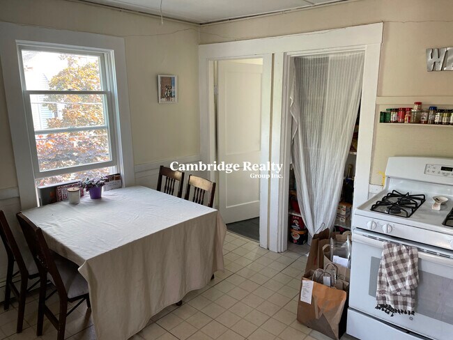 88 Pleasant St, Unit 02 in Cambridge, MA - Foto de edificio - Building Photo