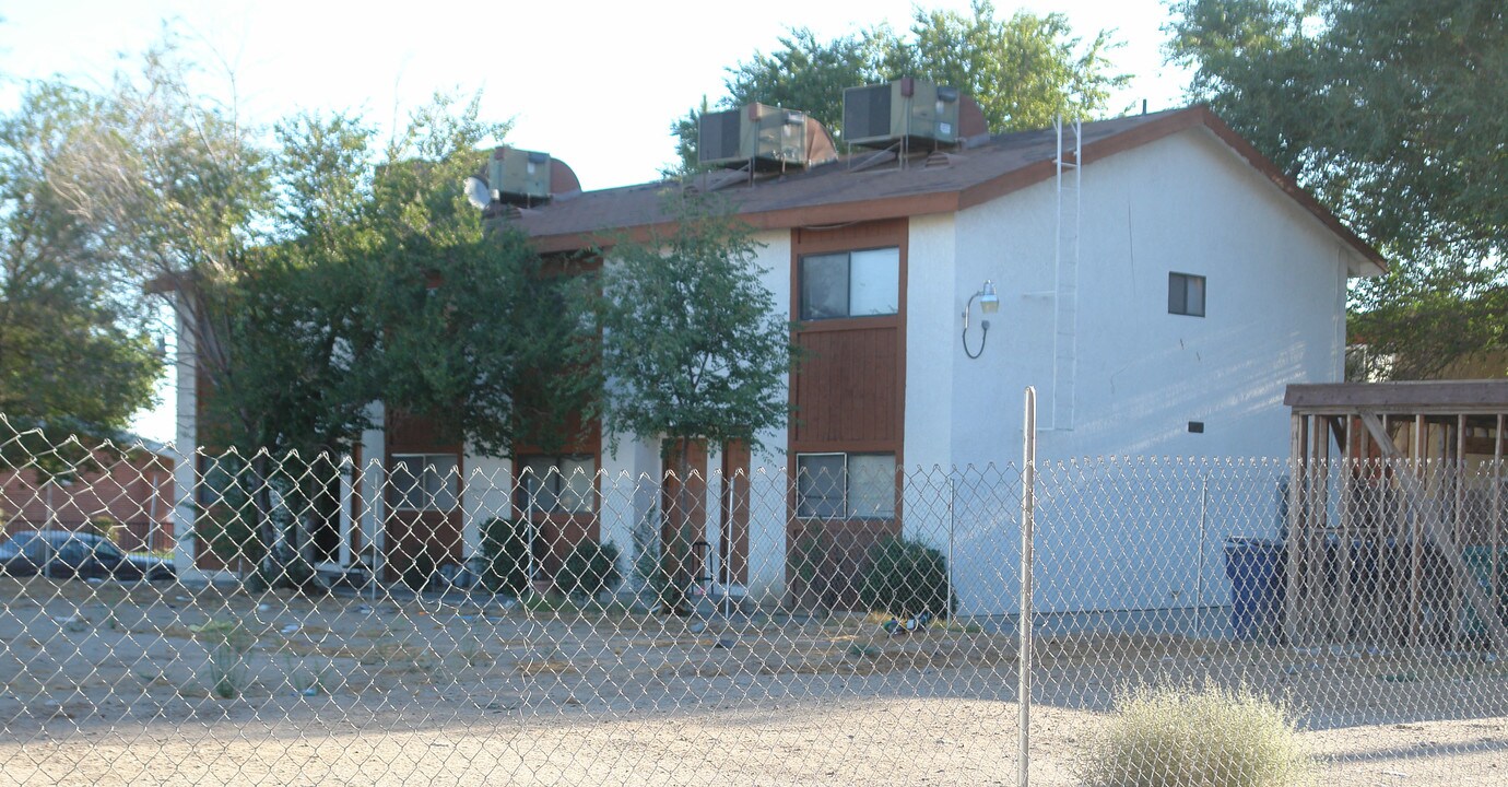 214 W Avenue S in Palmdale, CA - Foto de edificio