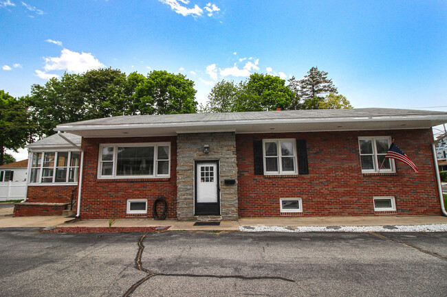 1129 Ocean Ave in New London, CT - Building Photo - Building Photo