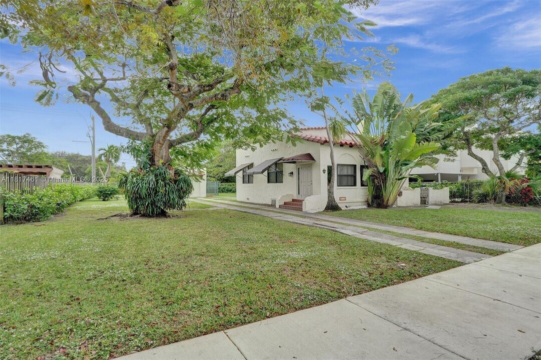 418 SW 18th Ct in Fort Lauderdale, FL - Building Photo