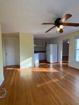 10 High St in Deep River, CT - Building Photo