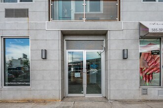 32-06 Astoria Blvd in Astoria, NY - Foto de edificio - Building Photo