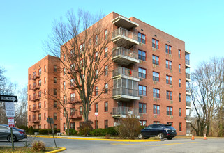 Pelham East in New Rochelle, NY - Building Photo - Building Photo