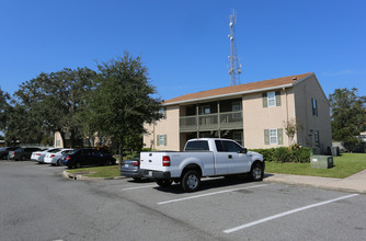 Little Oaks Apartments in Eustis, FL - Foto de edificio - Building Photo