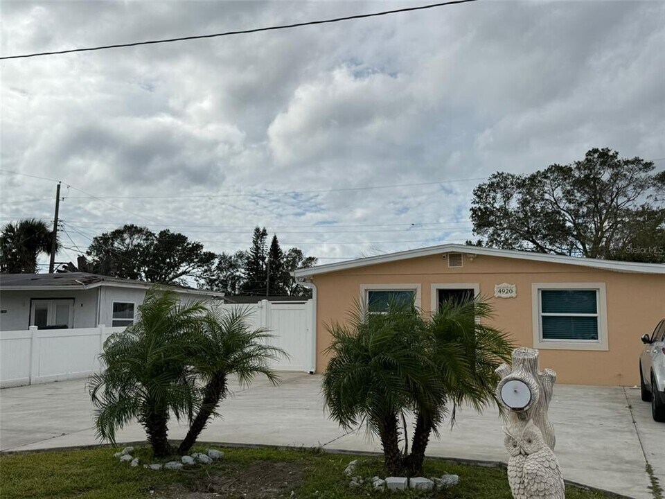 4920 Eldorado Dr in Tampa, FL - Building Photo