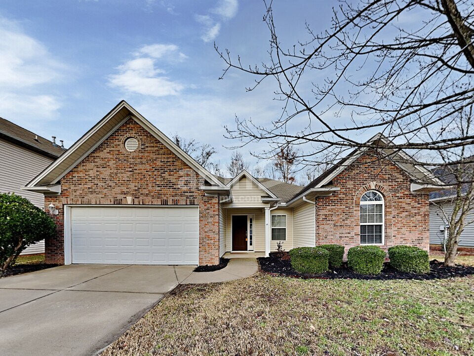 16 Slow Creek Dr in Simpsonville, SC - Foto de edificio