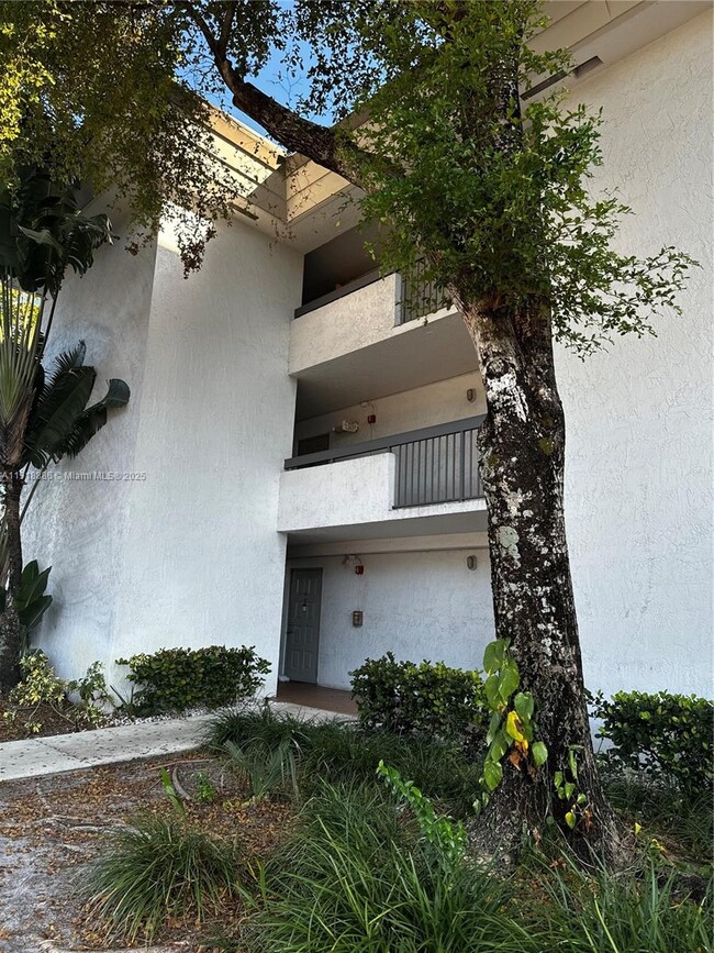 701 N Pine Island Rd in Plantation, FL - Building Photo - Building Photo