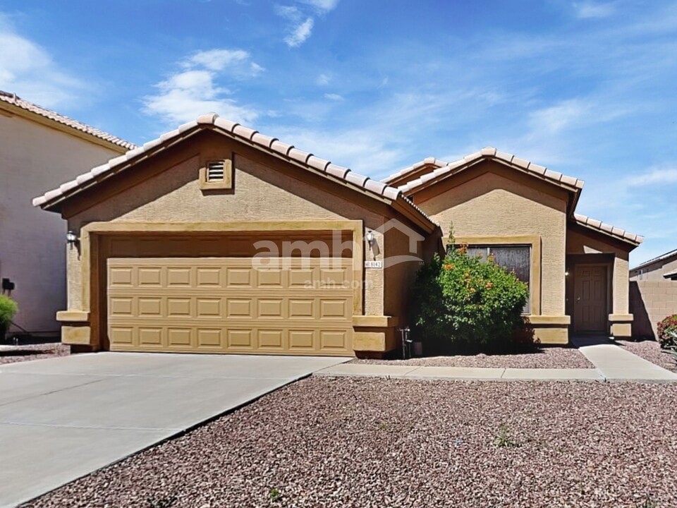 8142 W Preston Ln in Phoenix, AZ - Building Photo