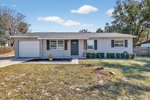 506 Louanne Ct in Tavares, FL - Building Photo