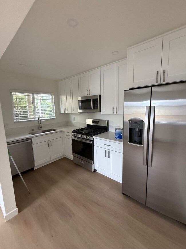 property at 921 E 4th St