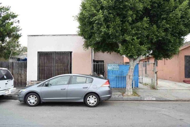 8764 Compton Ave in Los Angeles, CA - Foto de edificio - Building Photo