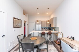 2317 N Clark St, Unit 303 in Chicago, IL - Building Photo - Building Photo