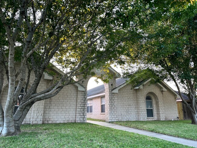 2109 N Erica St in Pharr, TX - Foto de edificio - Building Photo