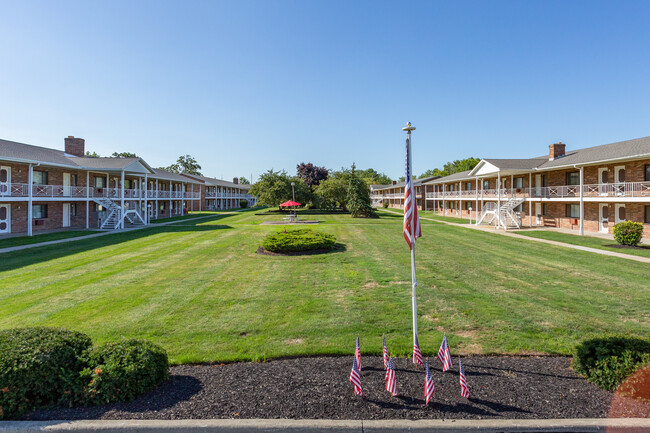 Manor Park Apartments in Eastlake, OH - Building Photo - Building Photo