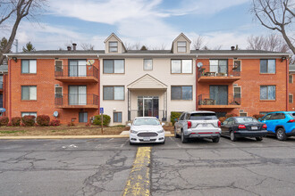 Country Club Green in Leesburg, VA - Building Photo - Building Photo