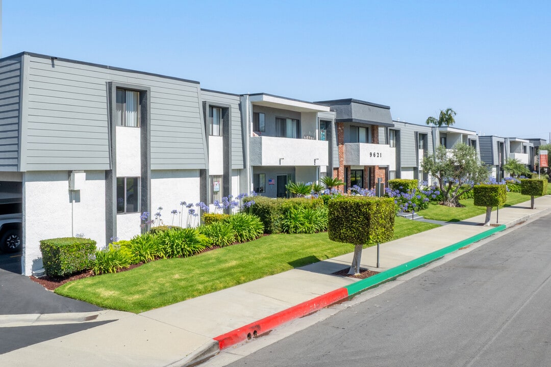 Cypress Park Apartments in Cypress, CA - Foto de edificio