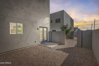 2551 E Broadway Rd in Phoenix, AZ - Building Photo - Building Photo