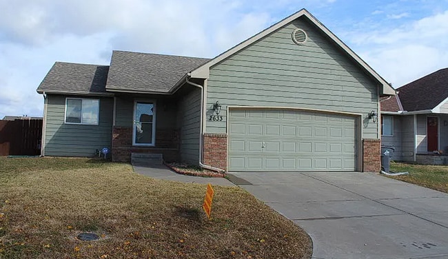 property at 2633 N Edgemoor Dr