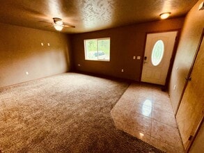 6385 W Hollywood Rd in Wasilla, AK - Building Photo - Building Photo