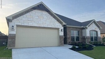 212 Navajo Trail in Alvarado, TX - Building Photo