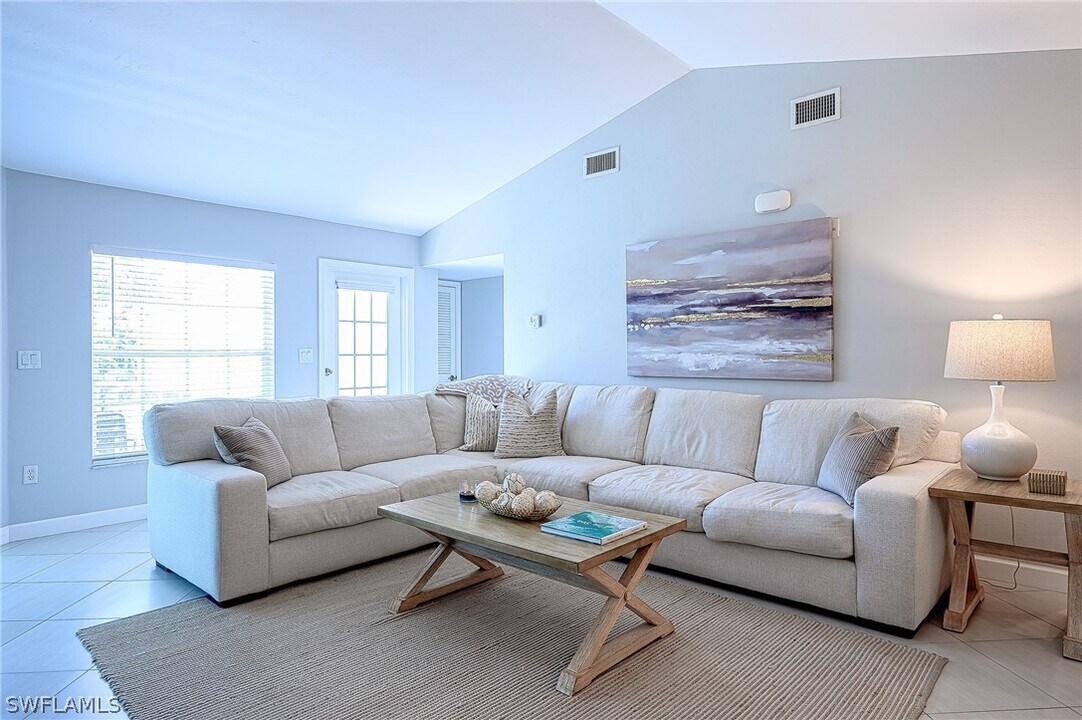 5635 Turtle Bay Dr in Naples, FL - Building Photo
