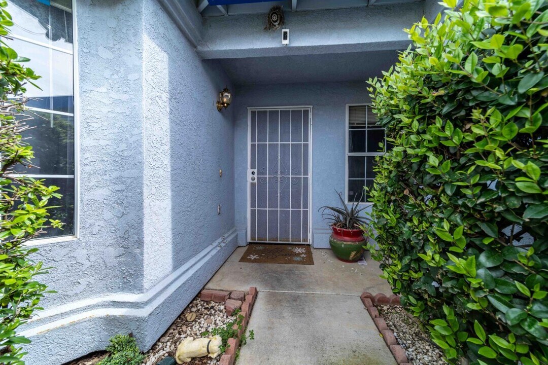 13714 Deleon Ave in Gustine, CA - Building Photo