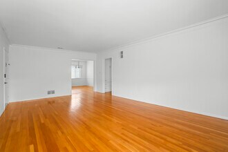 8214 De Longpre Ave in West Hollywood, CA - Building Photo - Building Photo