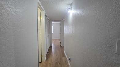 5069 Eldora Ave, Unit 3 in Las Vegas, NV - Building Photo - Building Photo