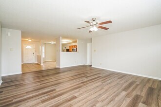 10610 Crackling Dr in Indianapolis, IN - Foto de edificio - Building Photo