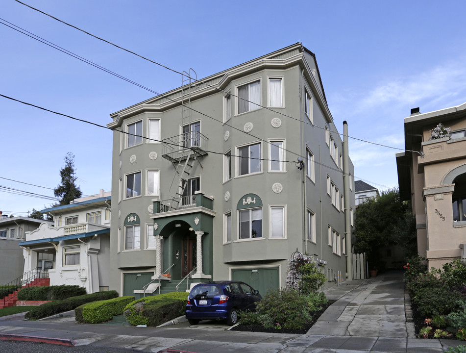 3549 Lakeshore Ave in Oakland, CA - Building Photo