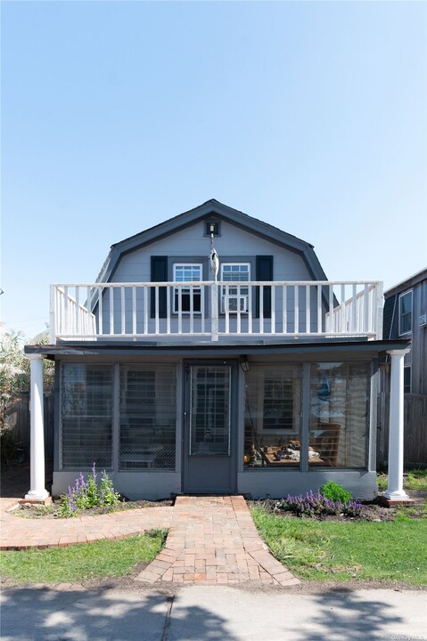 291 Cottage Walk in Ocean Beach, NY - Building Photo