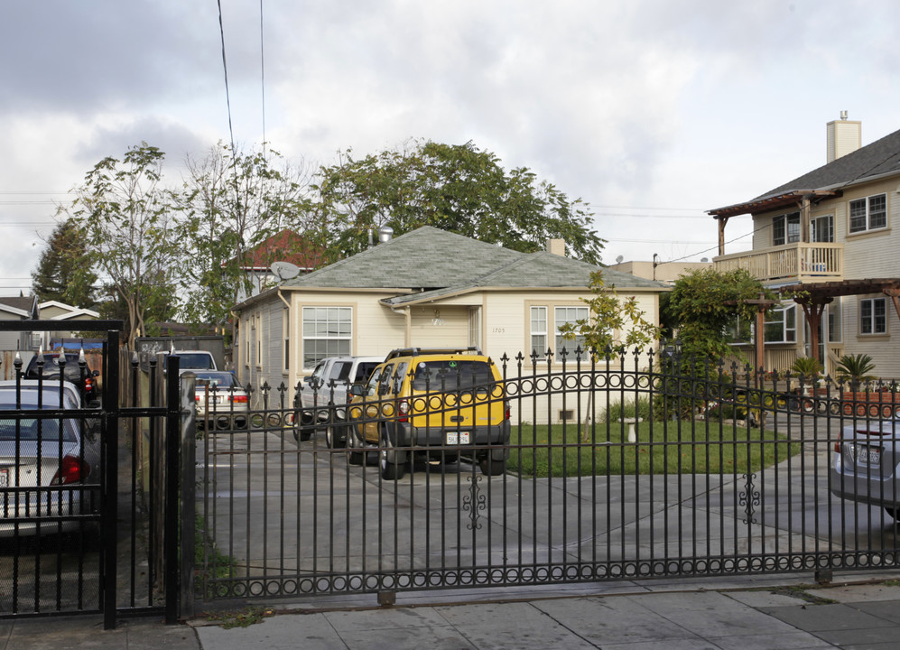 1705 39th Ave in Oakland, CA - Building Photo