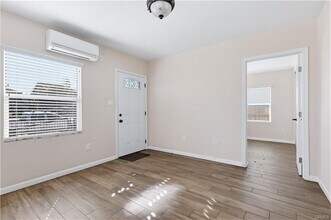 1033 E 57th St in Los Angeles, CA - Foto de edificio - Building Photo