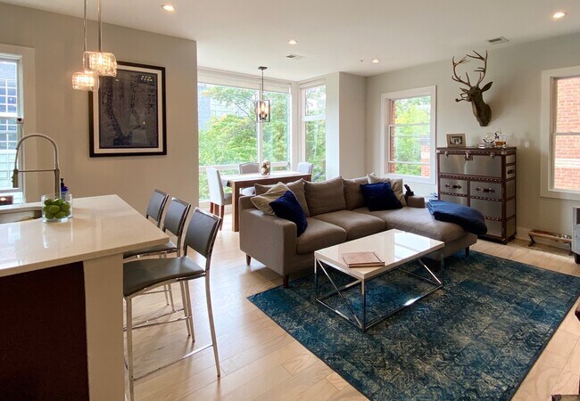 2101 11th St NW, Unit 301 in Washington, DC - Foto de edificio - Building Photo