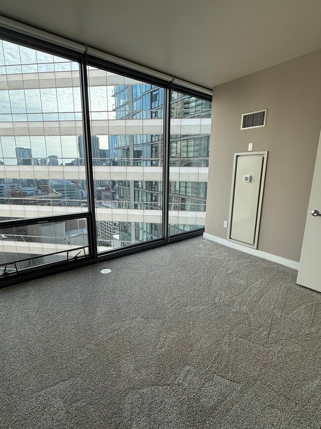 11 W Grand Ave in Chicago, IL - Building Photo - Building Photo