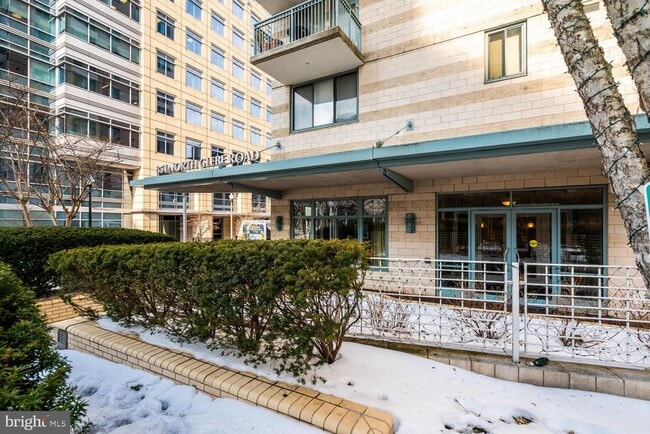 property at 851 N Glebe Rd