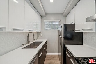 252 S New Hampshire Ave in Los Angeles, CA - Building Photo - Building Photo