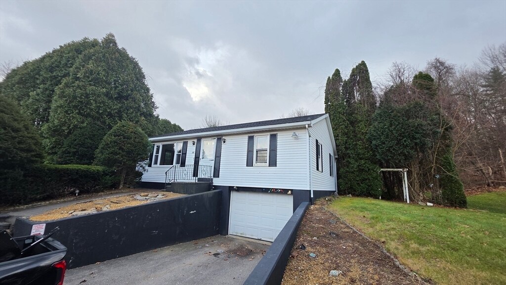 13 E Brookfield Rd in North Brookfield, MA - Building Photo