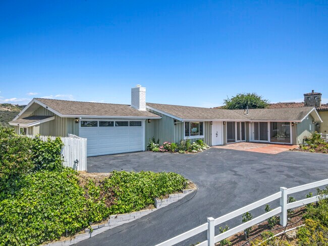 1060 Palisair Pl in Pacific Palisades, CA - Building Photo - Building Photo