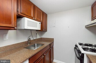 1300 Army Navy Dr in Arlington, VA - Foto de edificio - Building Photo
