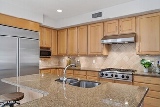 8001 E Vista Bonita Dr in Scottsdale, AZ - Foto de edificio - Building Photo