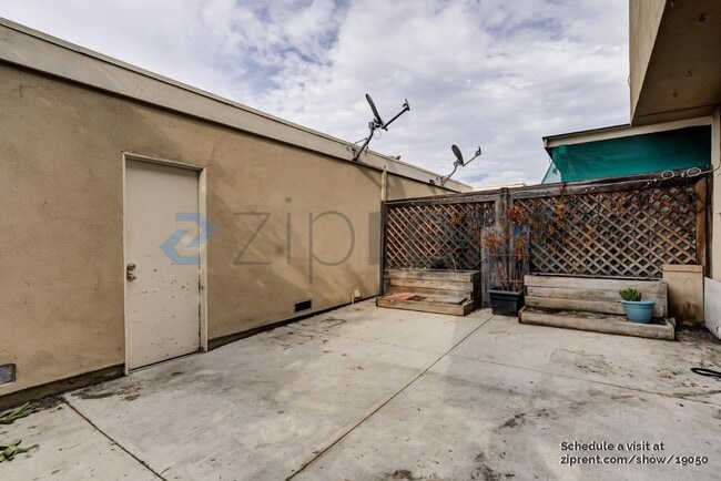 201 Carriage Dr in Santa Ana, CA - Building Photo - Building Photo