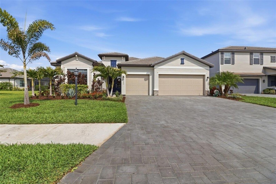 15505 White Linen Dr in Bradenton, FL - Building Photo