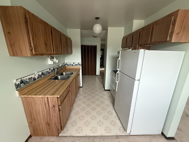 301-911-310 10 St in Cold Lake, AB - Building Photo - Building Photo